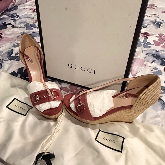 Gucci Pink Suede Espadrille Wedge Sandals with Gold Horsebit NWOT - Picture 3 of 5